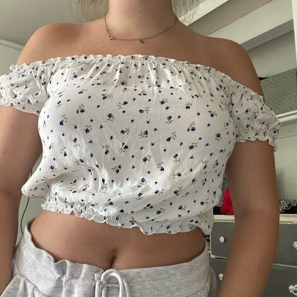 Brandy Melville off the shoulder top - Picture 2 of 5